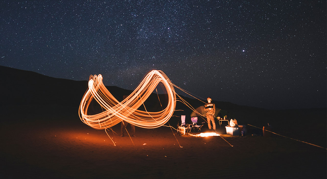 Header, Movimento de luz numa noite escura na natureza representa o setor da Energia & Utilities