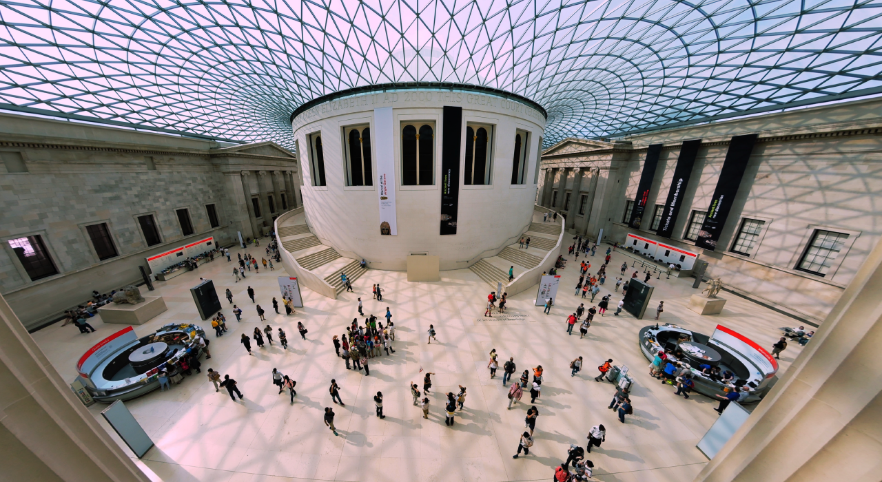 Header, Interior de um grande edifício público representa o Sector Publico