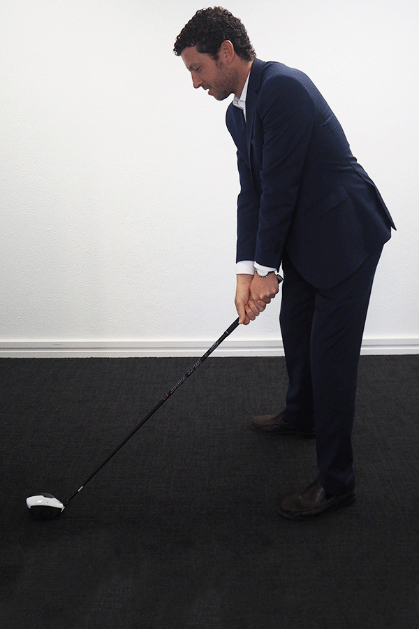 Homem a jogar golf