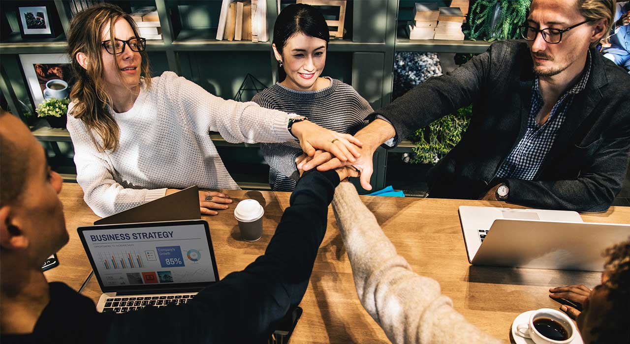 Pessoas felizes em trabalho de equipa representando a utilização simples e intuitiva